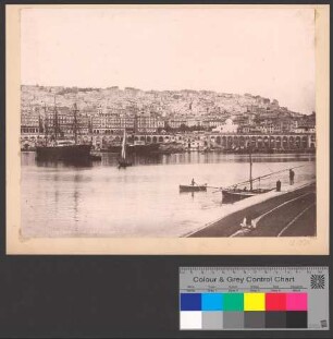 Alger pris de l'entrée du port