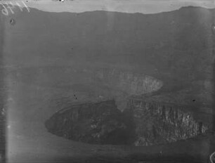 Krater des Nyiragongo : Blick vom Kraterrand in den Krater des Vulkans Nyiragongo in der Gruppe der Virunga-Vulkane