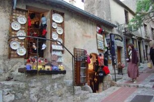 Eze - Kleine Geschäftsgasse : Enge Gassen mit kleinen Läden in der Bergstadt Eze, bei Nizza, aufgenommen im April 2006
