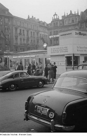 Passanten und Besucher der Leipziger Messe 1954 betrachten einen Porsche 356