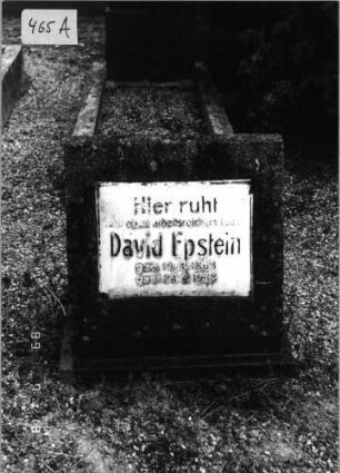 Grabstein 465 (Index: 99797566) Material: Kunststein, Emailplatte Zustand: leicht verwittert Maße HxBxT: 58x61x35 cm Beschreibung: Stele, quadratisch, Sockel: Grabstein 465A