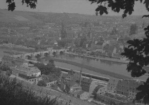 Würzburg: Blick von der Festung auf Mainbrücke und Stadt, weiter südlich