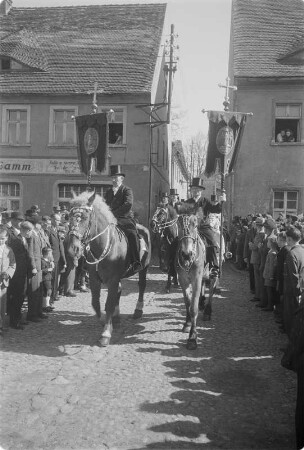 Osterreiter in Wittichenau. Osterritt in der Stadt. : Křižerjo w Kulowje. Procesion přez město.