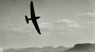 Elbtal bei Rathen, Blick von der Bastei auf Sportflugzeug Klemm L-30 bei einem Reklameflug für Sturm-Zigarettenfabrik Arthur Dreßler