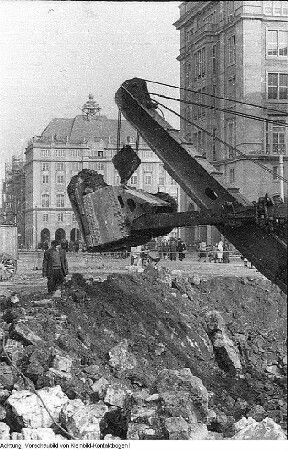 Dresden, Neustädter Markt. Wiederaufbau des "Goldenen Reiters", 1955