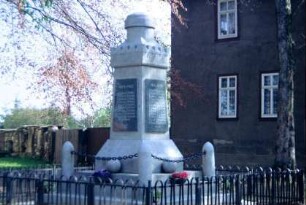 Kriegerdenkmal auf dem Dorfplatz für Gefallene 1. und 2. WK