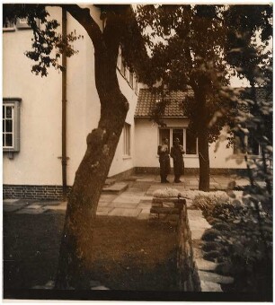 Garten Sander, Helmstedt: Blick zum Wohnhaus mit Terrasse