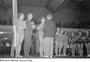 Riege der polnischen Turnerinnen beim Länderkampf DDR-Polen in der Messehalle 10
