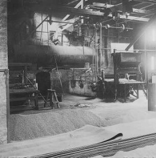 Sandbeschickung und Bestreuung des Dachpappen-Apparats : Technikgeschichte | Technologie | Dachpappen und Teerprodukte | Büsscher & Hoffmann GmbH