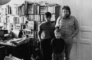 Familie R. (Lehrerin, Schriftsteller) in ihrer Wohnung