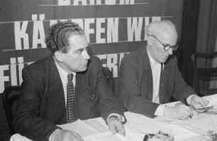 Tagung der Volksbühne im Berliner Künstlerklub Möwe : Regisseur Hans Rodenberg (links) und Generalsekretär der Volksbühne Berlin Walter Maschke