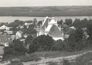 Kazimierz Dolny. Blick vom Steilufer auf die Stadt und Weichsel. Im Vordergrund Pfarrkirche Sankt Johannes der Täufer und Sankt Bartholomäus (1586-1613 umgestaltet)