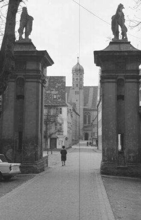 Dillingen: Schlossportal mit Blick auf Kirche