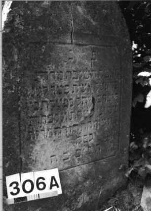 Grabstein 306 (Index: 100085244) Maße HxBxT: 118x60x11 cm Beschreibung: Stele, Sockel, Spitzbogenabschluß: Grabstein 306A