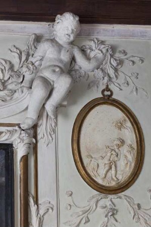 Stuckreliefs mit Puttendarstellungen — Putto mit Ziegenbock