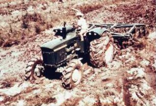 Fotografie: Bodenbearbeitungsgerät, Scheibenegge, Allradtraktor