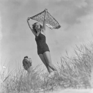 Elisabeth Gremmler (links) und eine Freundin in Badebekleidung am Strand