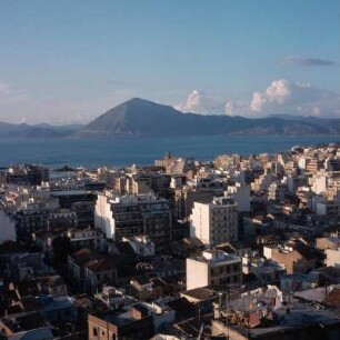 Patras, 95.000 Einwohner, Hauptstadt von Achaia. Blick vom Kastron (= Akropolis) auf Golf und Festlandsberge