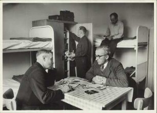 Blick in einen Schlafraum des Seemannsheims (Evangelische Seemannsmission) am Wolfgangsweg, das am 30.11.1951 eingeweiht wurde