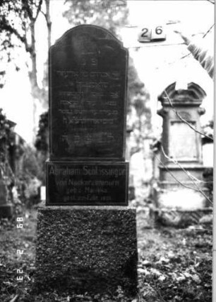 Grabstein 26 (Index: 99751728) Material: Granit Zustand: gut Maße HxBxT: 164x44x17 cm Beschreibung: Stele, getreppter Sockel, eingezogener Segmentbogenabschluß Symbolik: Davidstern: Grabstein 26A
