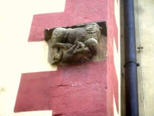 Stadtkirche - Kapelle im Nordwesten am Kirchturm-Reliefdarstellung (Löwe und Lamm) an der Nordwestecke im Detail