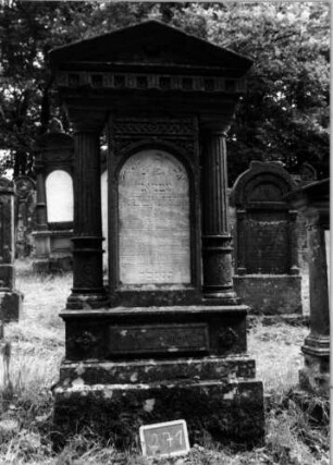Grabstein 271 [Nir S. 178 Nr. 16.17]