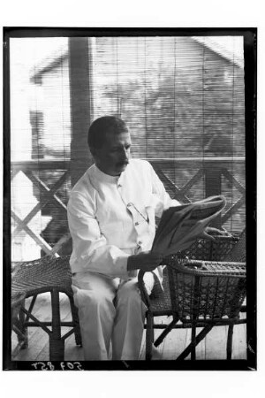 Wohnhaus Kurt Beyers : Phetchaburi. Auf der Veranda von Dr. Kurt Beyers Haus in Petchaburi; wohl Apotheker Mansfeldt aus Bangkok oder Herr Breuer, 1909/1910