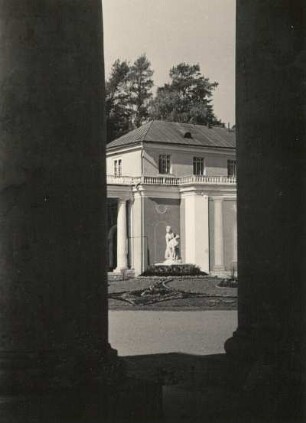 Moskau. Schloß Archangelskoje (18. Jh.). Teilansicht. Blick zwischen Säulen in den Innenhof