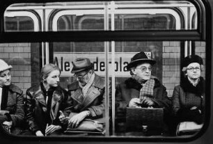 Fahrgäste in der U-Bahn