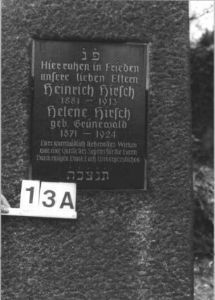 Grabstein 13 (Index: 100106044) Material: Granit, schwarze Marmorplatte Zustand: gut Maße HxBxT: 148x62x22 cm Beschreibung: konische Stele, Sockel, Segmentbogenabschluß, rechteckige Schriftplatte Besonderheit: Doppelgrab für Eheleute: Grabstein 13A