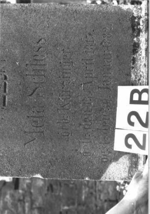 Grabstein 22 (Index: 100114434) Material: Kalkstein, Giebel: Sandstein Zustand: leicht verwittert Maße HxBxT: 175x63x26 cm Beschreibung: Stele, getreppter Sockel, Giebel Symbolik: fünfzackiger Stern Besonderheit: Giebel gehört vermutlich nicht zum Stein: Grabstein 22B