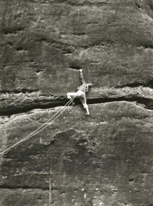 Sächsische Schweiz. Schmilkaer Felsgebiet, Fünf Gipfel, Nordost-Turm. Seilschaft Karlheinz Gonda und Gerhard Junghans an der Fliegerwand (VIIc)