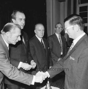 Bürgermeister: Wahl von Günter Kock: Rathaus: Sitzungssaal: Gratulation durch stellvertretenden Bürgervorsteher Erich Schotte im Beisein von Bürgervorsteher Alfred Schulz, Bürgermeister Hermann Körner und Büroleiter Tiedjens
