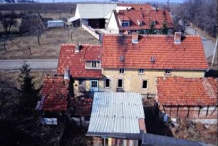 Blick vom Kirchturm auf Häuser, Obstwiese