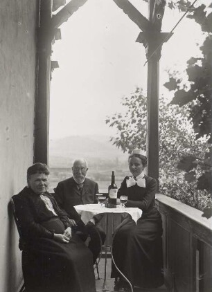 Eltern und Ehefrau von Ernst Blume : Eltern und Ehefrau des Fotografen Ernst Blume auf dem Balkon des Hauses Kayserling in Bad Sooden-Allendorf, August 1917