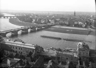 Dresden. Blick von der Frauenkirche über die Elbe mit Augustusbrücke gegen die Neustadt