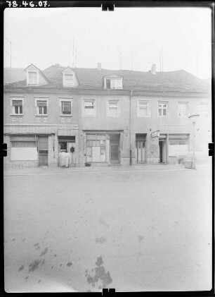 Torgau, Kurstraße 11/9. Wohnhäuser mit Läden (19. Jh.). Straßenfront (Teilansicht)