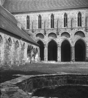 Chorin, ehem. Zisterzienserkloster, westlicher Kreuzgang und Südseite der Kirche