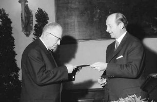 Freiburg: Kaufhaussaal; Großes Bundesverdienstkreuz für Colmars Oberbürgermeister Joseph Rey; Ministerpräsident Dr. Hans Filbinger überreicht Großes Bundesverdienstkreuz und beglückwünscht Oberbürgermeister Joseph Rey