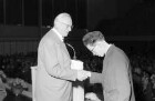 Freiburg: Freisprechungsfeier der Industrie- und Handelskammer 1957; Präsident Linnemann mit Büchern bei der Verteilung der Ehrenpreise