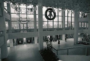 Berlin: Ost; Kulturpalast; Innen; Treppe mit Emblem
