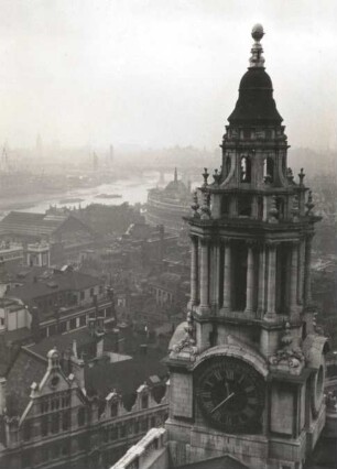 London. Blick von der Sankt-Pauls-Kathedrale mit Uhrturm nach Südwesten auf die Themse
