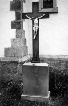 Kreuzgrabmal an der katholischen Kirche; Eppstein, Burgstraße 31