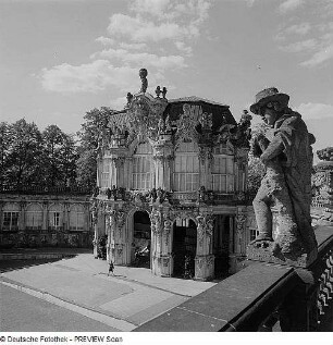 Wallpavillon : Dresden. Zwinger. Blick vom Putto mit Hut auf die Balustrade zum Wallpavillon (1716-1718; M. D. Pöppelmann)