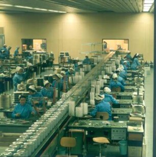 Zauberband - Magnetband : Magnetband-Herstellung ( BASF-Werk Ludwigshafen ?) Blick in einen Konfektionierraum mit etwa 200 Arbeitsplätzen.Hier werden die Bandwickel auf die handelsüblichen Tonbandspulen und Meterlängen gespult. Ein Fließband transportiert die fertigen Spulen in den Packraum