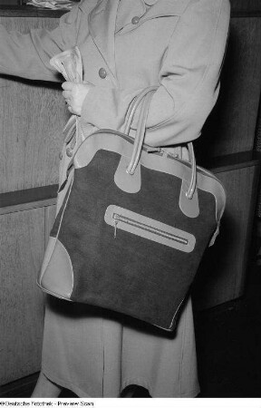 Präsentieren einer Handtasche