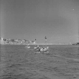 Fischerboote im Hafen von Nessebar. Heimkehrende Küstenfischer auf dem Schwarzen Meer, an der Bucht von Burgas