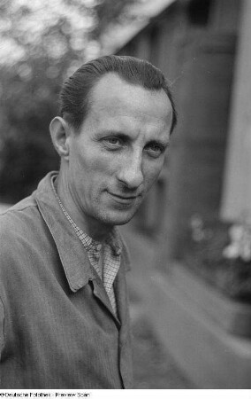 Portrait Walter Nichciols, Brigadier der Hoblerbrigade der BII in der SAG Transmasch Werk Bleichert, anläßlich seiner Auszeichnung als "Verdienter Aktivist"