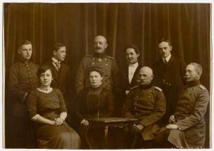 Gruppenbild von sechs Männern und drei Frauen