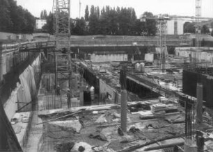Baustelle Sächsische Landesbibliothek - Staats- und Universitätsbibliothek Dresden, Zentralbibliothek. Rohbau, Südostbereich mit Masten zweier Turmdrehkrane, Betonförderpumpe und Bewehrungen für Stützen : Dresden-Räcknitz, Zellescher Weg 18. Baustelle Sächsische Landesbibliothek - Staats- und Universitätsbibliothek Dresden, Zentralbibliothek. Rohbau, Südostbereich mit Masten zweier Turmdrehkrane, Betonförderpumpe und Bewehrungen für Stützen